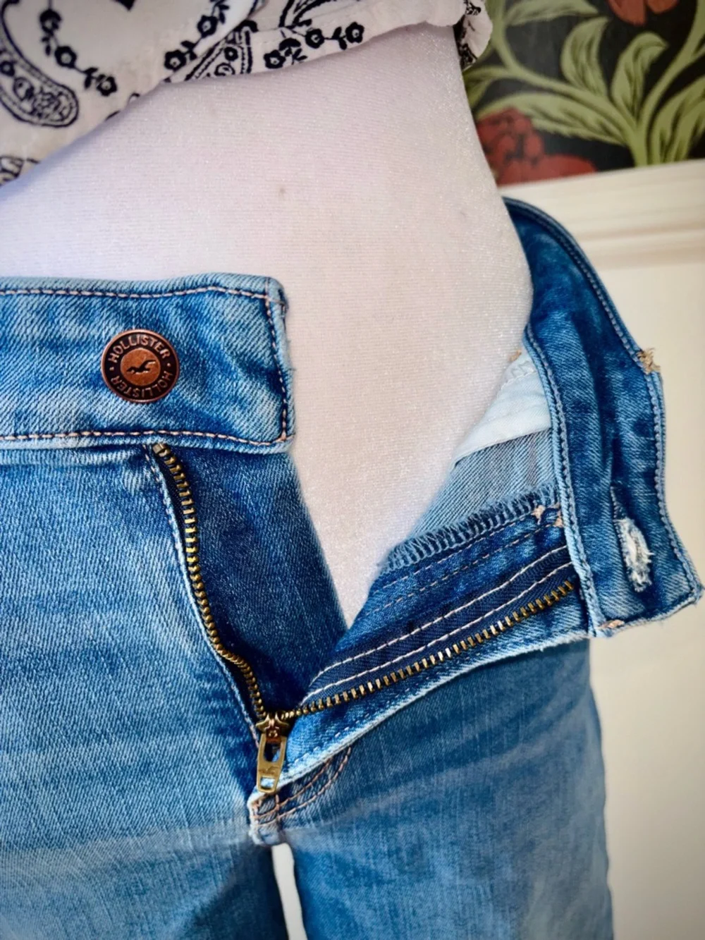 Hollister 👖 Mid Rise Boot Cut Jean Petite - Picture 5 of 8